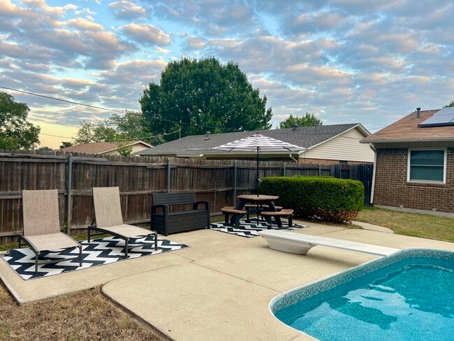 Building Photo - 6012 Highcrest Dr