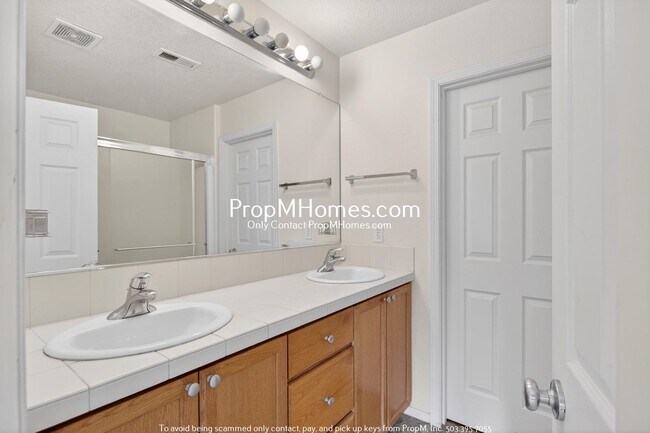 Building Photo - Spacious Three Bedroom Townhome in the Heart of Beaverton!