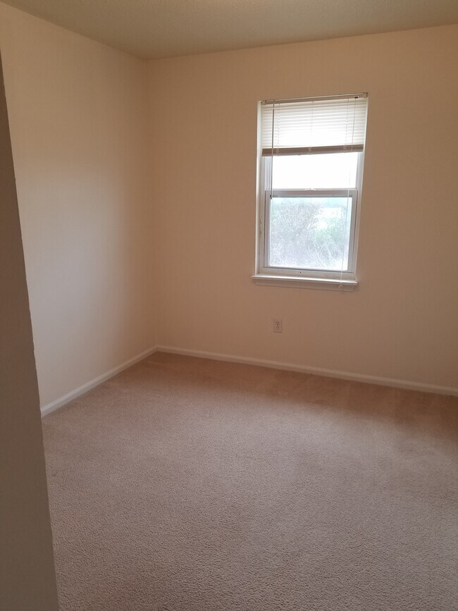 Building Photo - 746 Demaret Dr