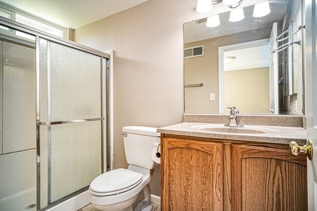Building Photo - AVAILABLE NOW - 3Bed/2Bath Home for rent i...