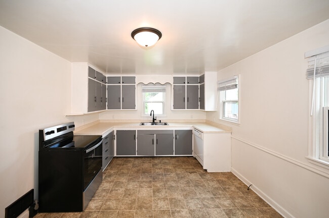 Building Photo - 1221 8th Ave NW