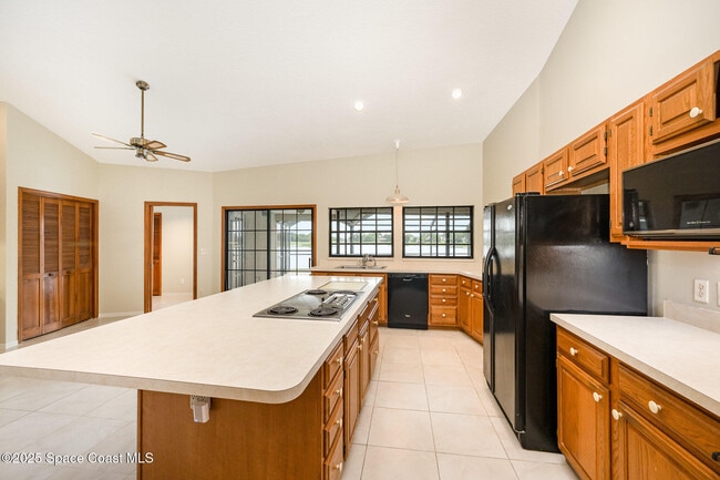 Building Photo - 441 Crystal Lake Dr