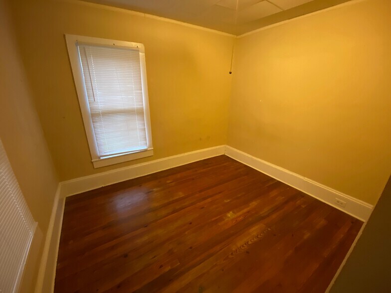 Building Photo - Room in House on Brooks St