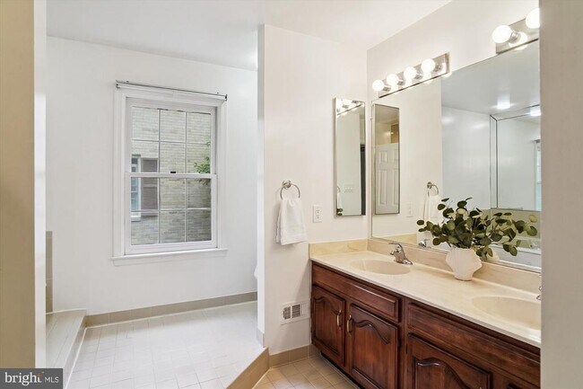 Building Photo - 10940 Brewer House Rd