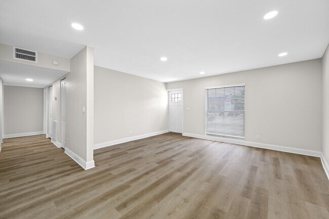 Building Photo - Davis Islands! RARE 3/2 FRESHLY RENOVATED,...