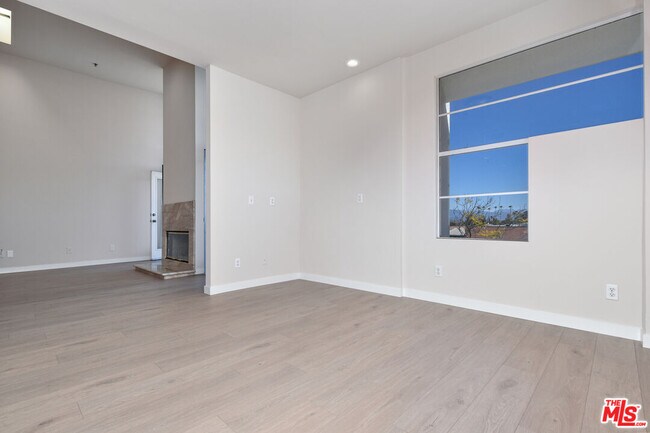 Building Photo - 5350 White Oak Ave