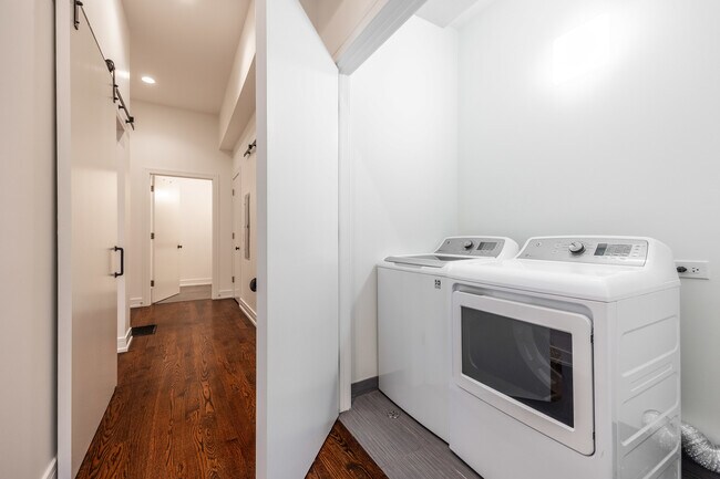 Building Photo - 2500 W Chicago Ave