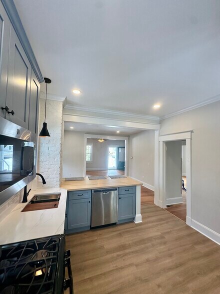 Building Photo - 48 Valley Dr