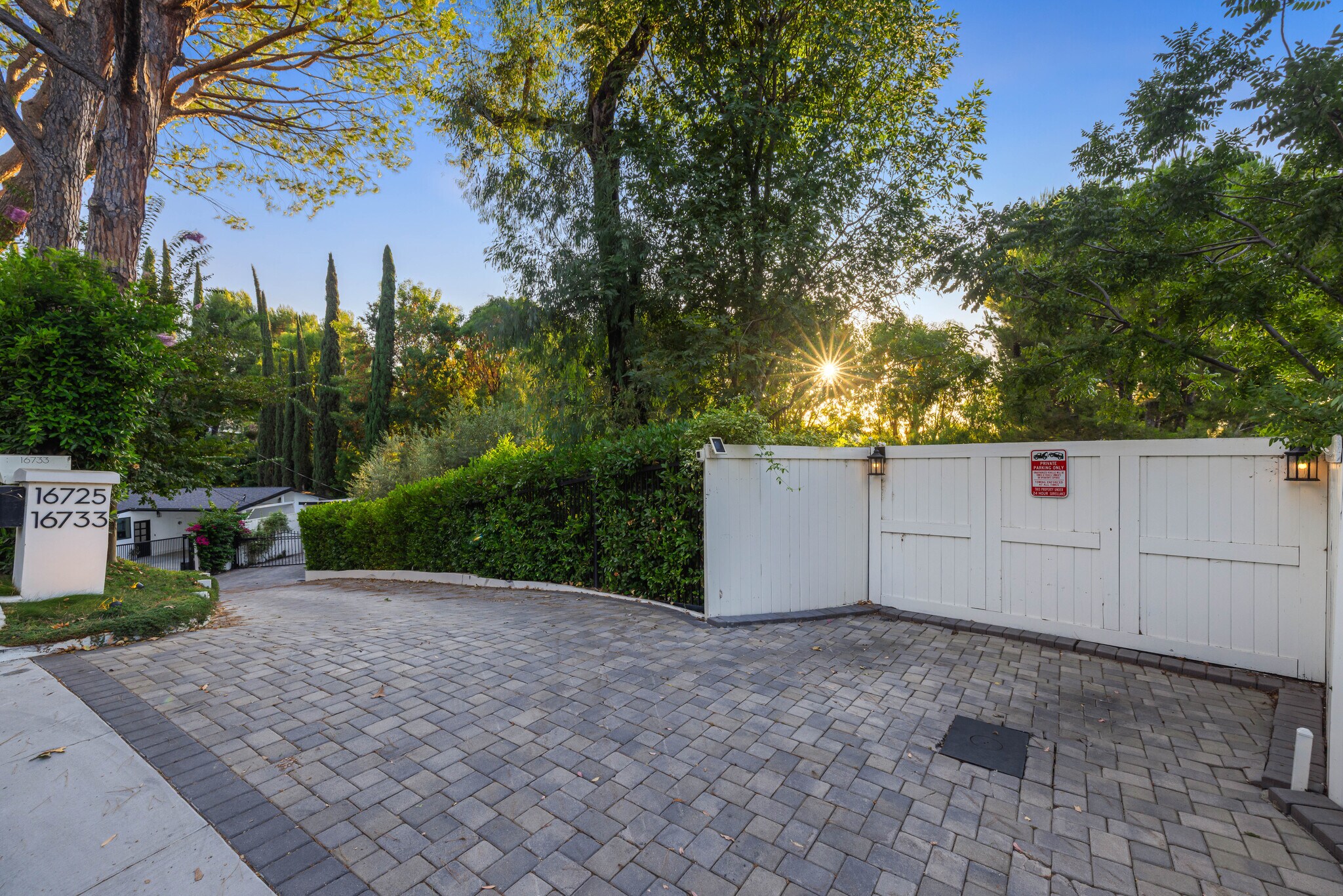 Building Photo - 16725 Oak View Dr