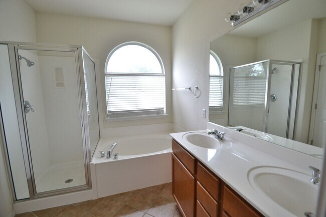 Building Photo - Alamo Ranch - 3/2