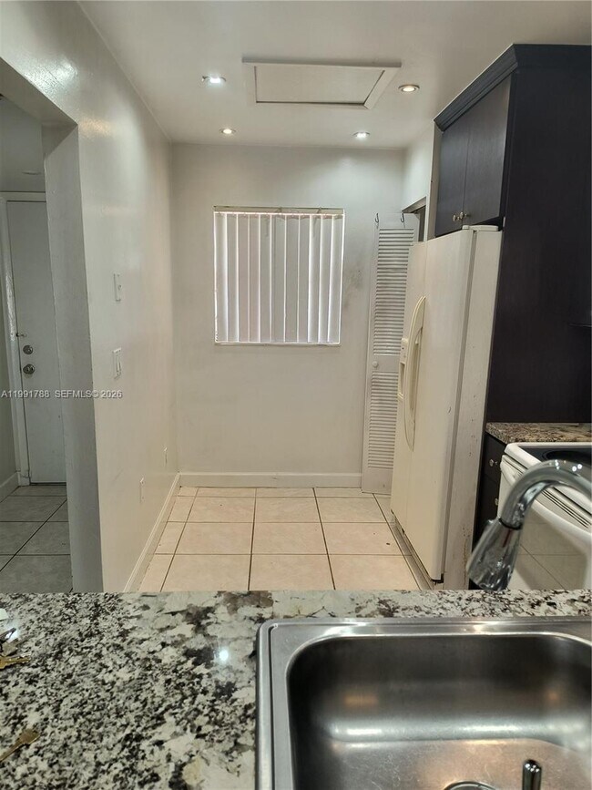 Building Photo - 850 NE 209th Terrace