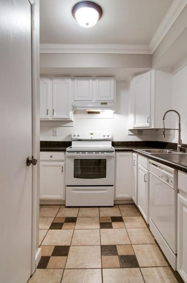 Building Photo - Awesome 1.5-bath condo in Bellevue featuring a private patio overlooking expansive green space.
