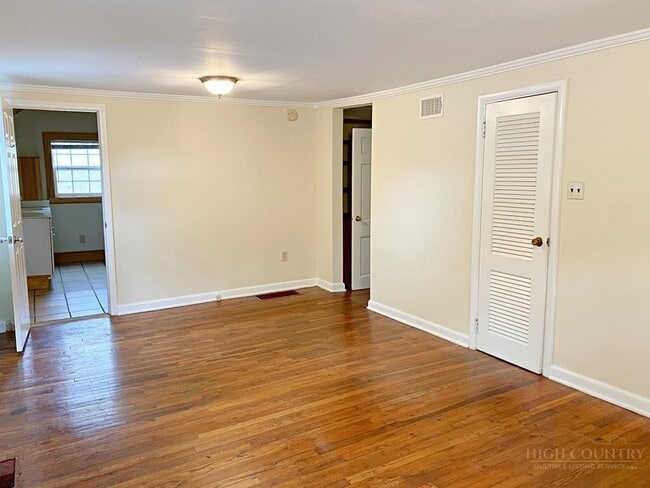 Building Photo - 807 Mt Jefferson Rd