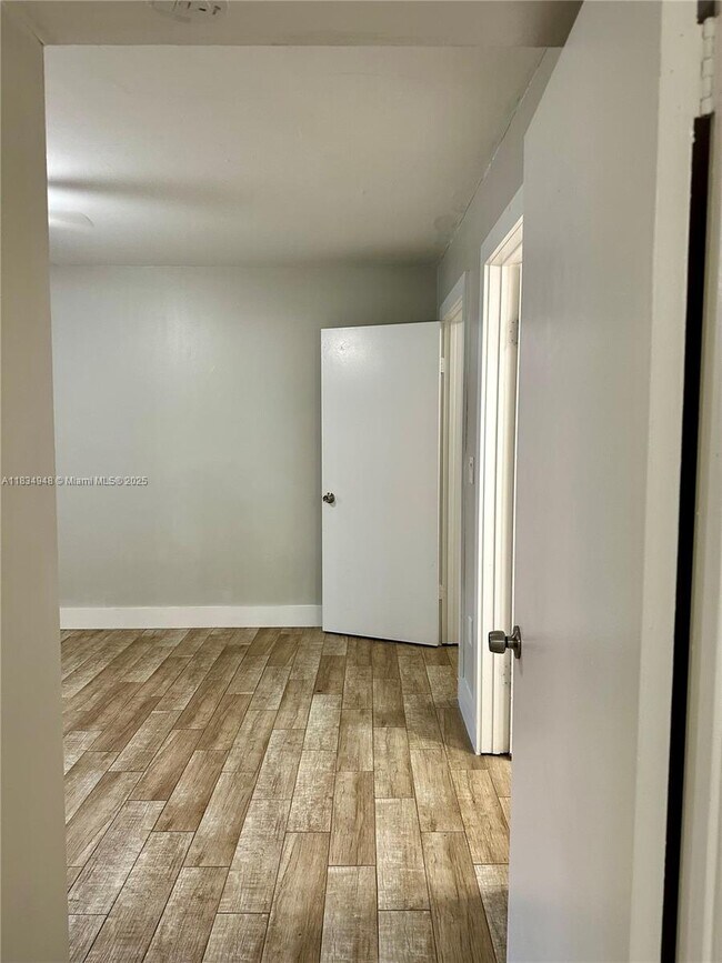 Building Photo - 2565 W 56th St