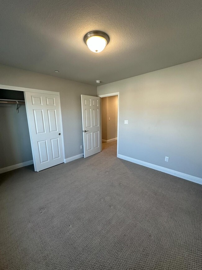 Building Photo - 1325 E Via Viola Way