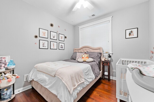 Building Photo - 3056 N Clybourn Ave