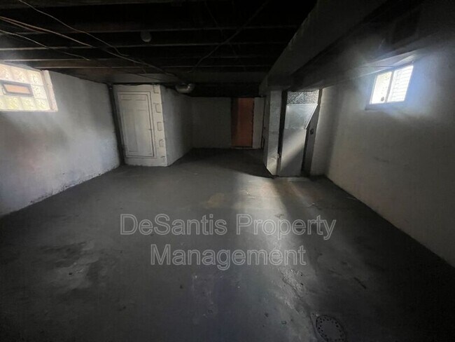 Building Photo - 925 Leeds Ave