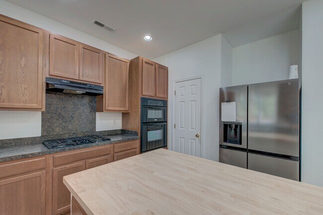 Building Photo - 208 Woodbrook Way