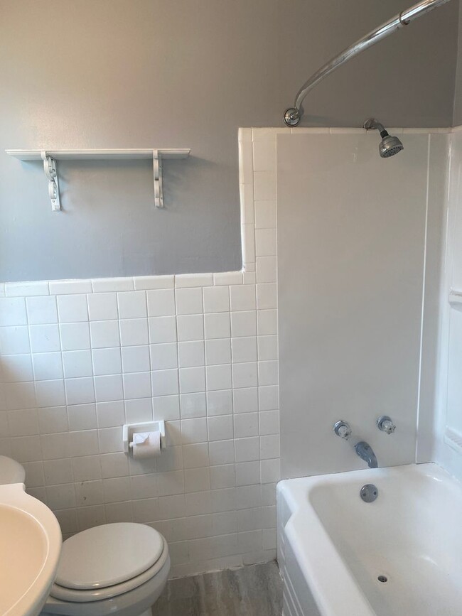 Building Photo - Cozy Single Bungalow right in the Wedge! A...