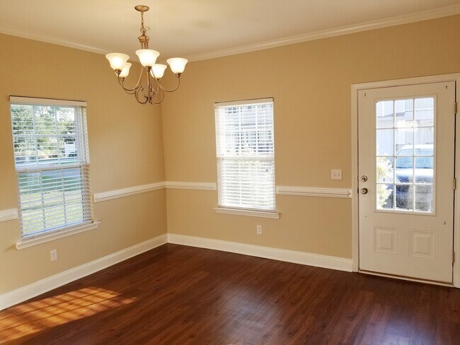 Building Photo - Spacious 3 Bedroom 2.5 Bath Townhome with ...
