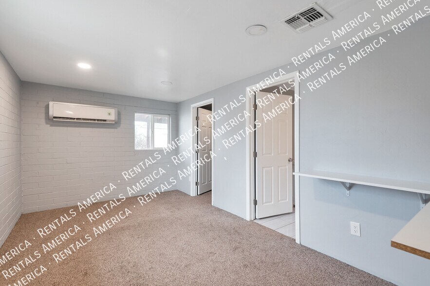 Building Photo - 442 E Linden St