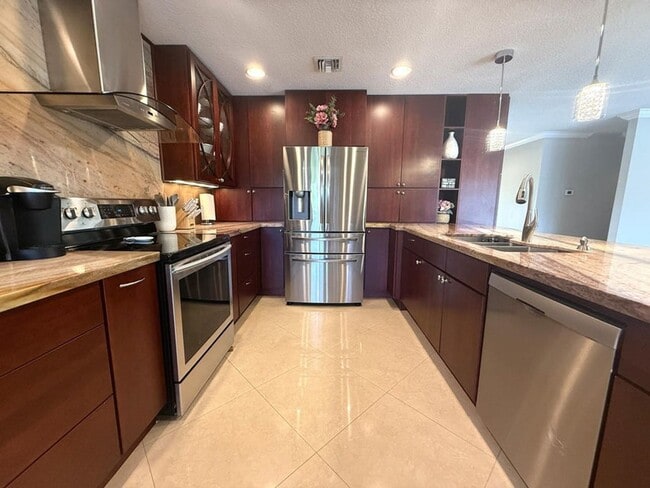 Building Photo - 3250 Lakeview Blvd