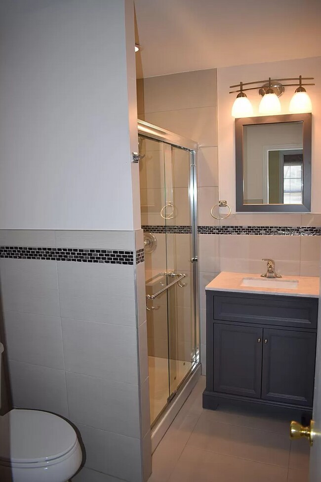 Building Photo - 8 Stratford Cir