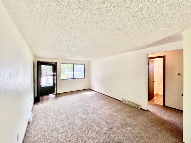 Building Photo - 2 Bedroom, 1 Bath Ranch Duplex, with attached 1 Car Garage in Loveland, CO