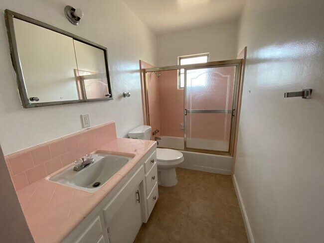 Building Photo - 723 Houchin Rd