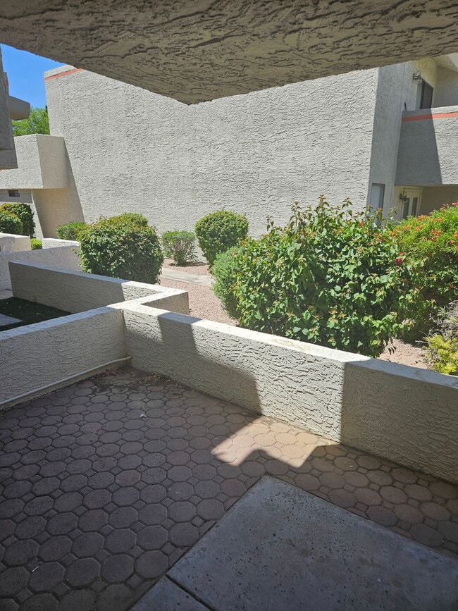Building Photo - 885 N Granite Reef Rd