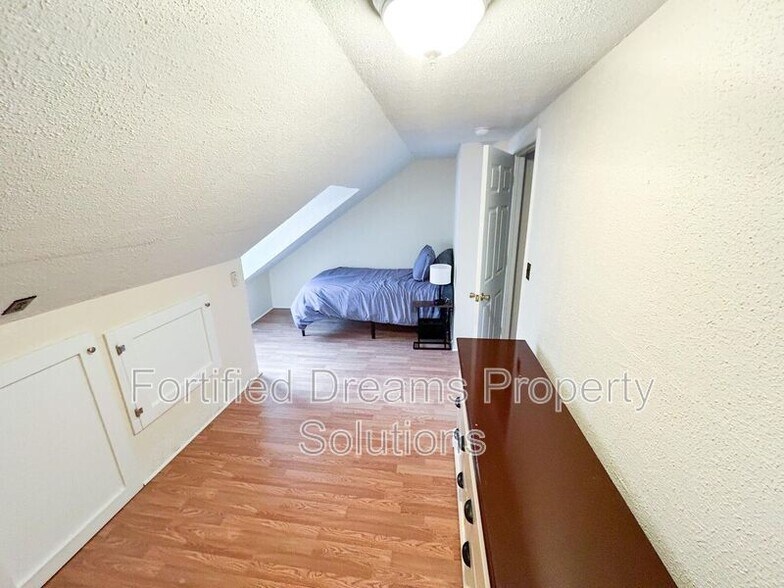 Building Photo - 315 S 3rd Ave