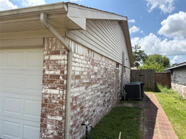 Building Photo - 11703 Triola Ln