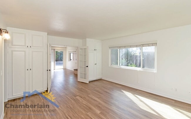 Building Photo - 2 Bedroom/1 Bathroom Coastal Leucadia Duplex!