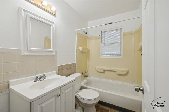 Building Photo - $1200 Warren bungalow