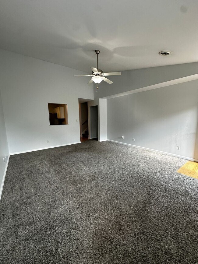 Building Photo - Knoxville 37914 - 3 bedroom, 2 bath home - Contact Regina Upshaw (865) 237-2369