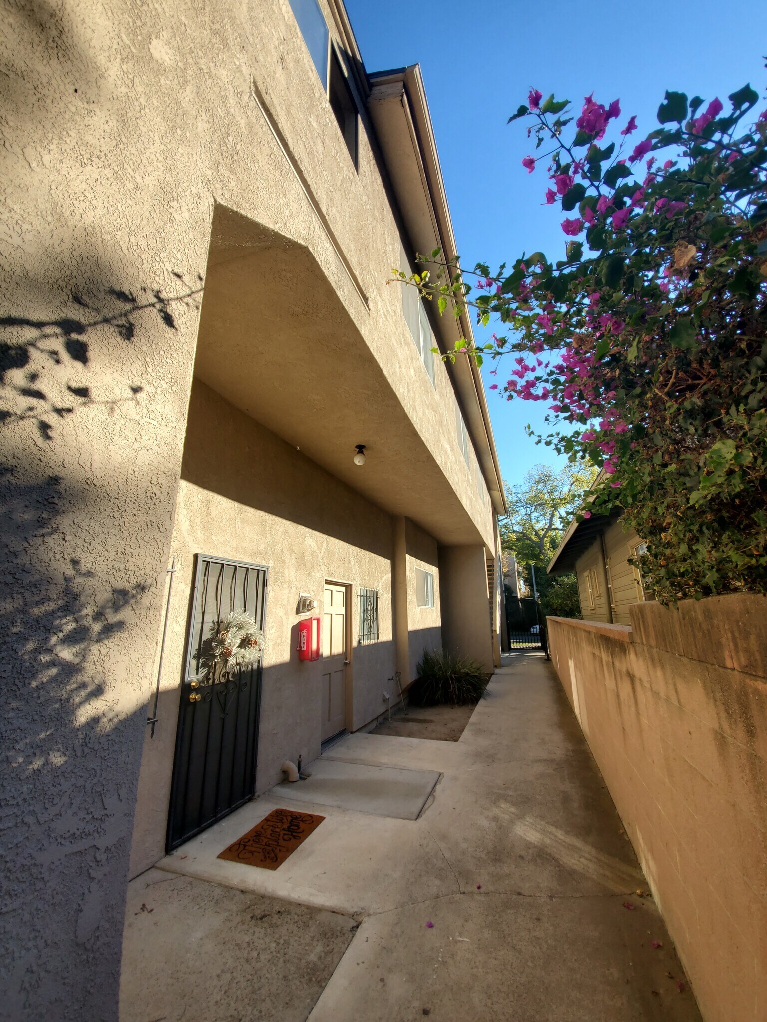 Building Photo - 1127 Gladys Ave