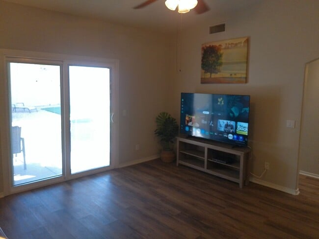 Building Photo - Seasonal rental 2 bedrooms 2 bathrooms