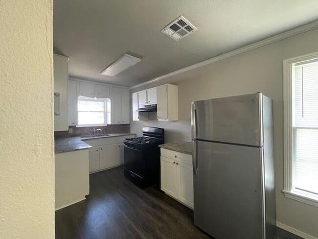 Building Photo - 1105 Fisher St