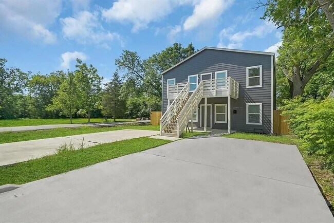 Primary Photo - 4014 Dreyfus St