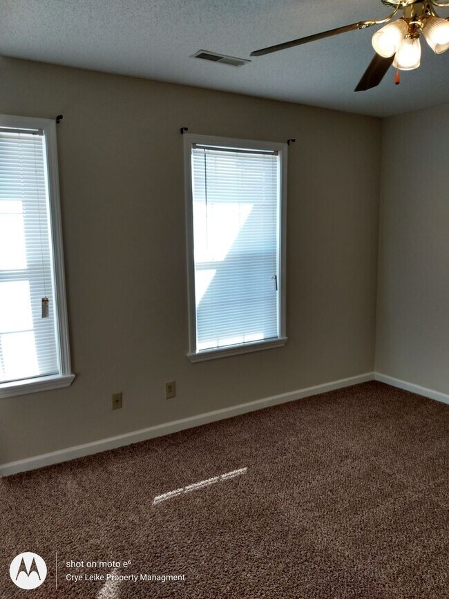 Building Photo - Cute Townhouse with great location!