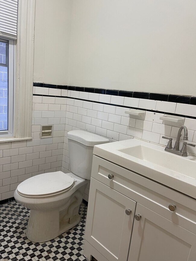 Building Photo - 2630 N Charles St