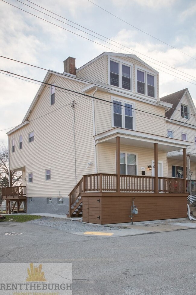 Building Photo - Updated 4BR House with 2 full baths and yard!