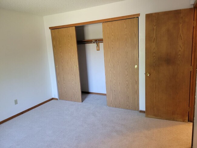 Building Photo - 4 Bed, 2.75 Bath with A/C! - MileStone Rea...
