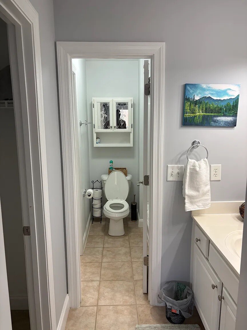 Building Photo - Room in House on Ridgemoor Dr