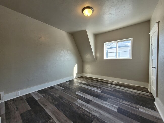 Building Photo - 816 School Pl