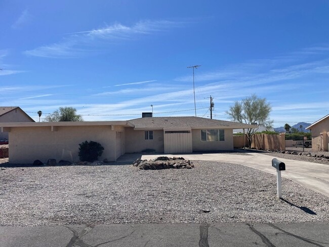 Building Photo - Move in ready! Owner offering move in special price-CALL FOR INFO.