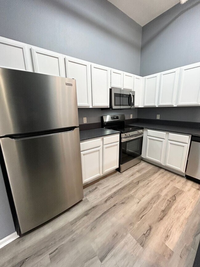 Building Photo - Limited time special! Stylish finishes in ...