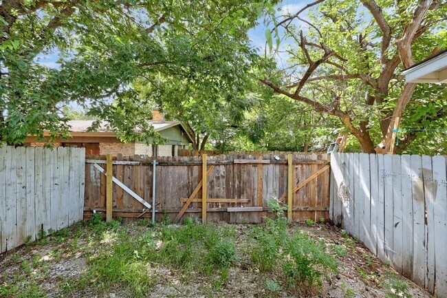 Building Photo - 903 N Meadows Dr