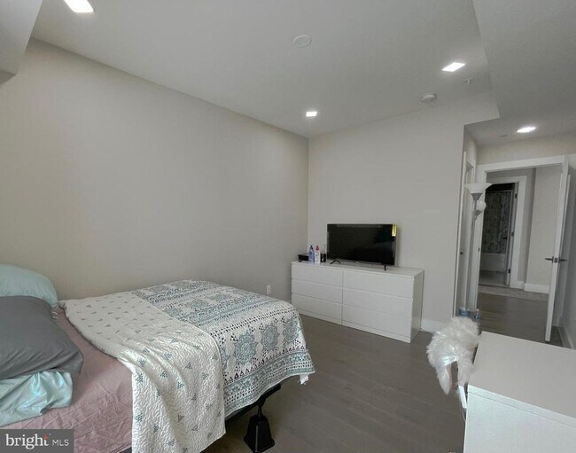Building Photo - Cozy 3 Bedroom 2 Bathroom Condo- Conveniently Located in the heart of Washington, DC