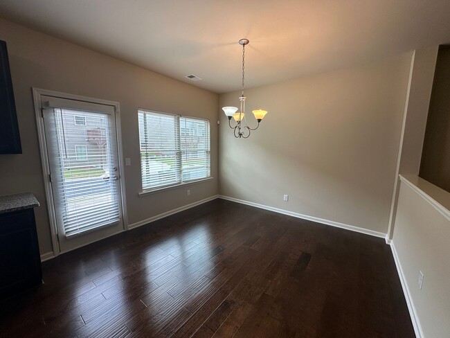 Building Photo - NEW LISTING - GORGEOUS TOWNHOME IN KENNESAW!